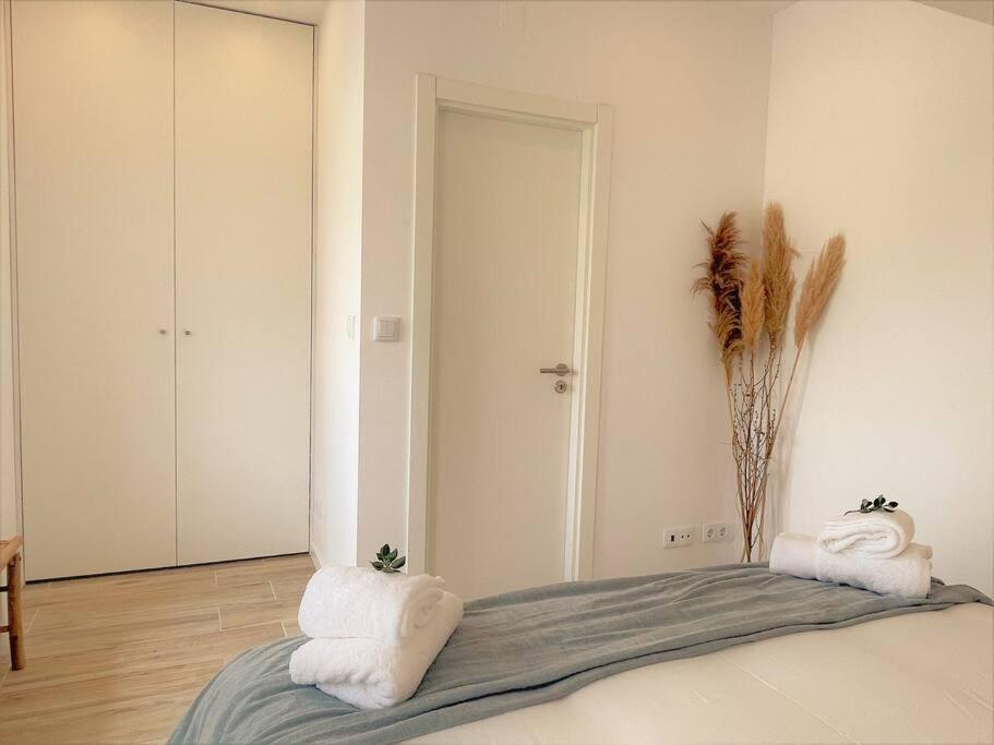 Cozy Apartment With Private Courtyard Barcarena Exterior foto